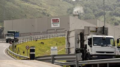 Dos camiones salen de la planta de tratamiento de residuos de Artigas de Bilbao donde se ha encontrado el cadáver de un recién nacido. Foto: EFE.
