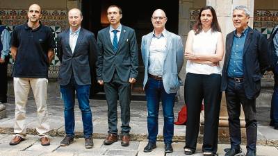 Josep Domingo, el tercero por la izquierda, con los representantes de las otras universidades. FOTO: ACN
