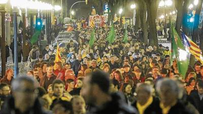 La manifestación multitudinaria de este jueves por la tarde en Tarragona, a su paso por la Rambla Nova en dirección a la Imperial. FOTO: Pere Ferré