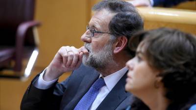 Els presidents de la Generalitat, Mariano Rajoy i Soraya Sáenz de Santamaría. No és broma. EFE