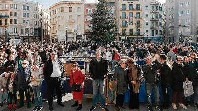 Aspecto de la Plaça Corsini este viernes a las 12 horas del mediodía, a la espera del Carilló. FOTO: Fabián Acidres Pons