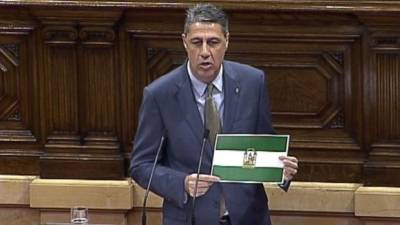 Albiol sostiene una bandera andaluza durante una intervención en el Parlament de Catalunya
