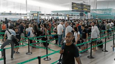 A l’estiu, els aeroports s’omplen de passatgers i les vagues de treballadors provoquen moments d’angoixa. FOTO: DT