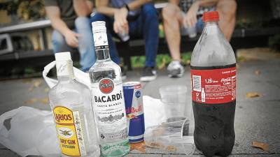 Consumir bebidas alcohólicas en plena calle constituye ahora una infracción en Vila-seca. FOTO: alfredo gonzález/DT