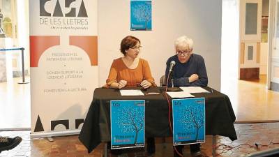 Begoña Floria y Joan Cavallé, ayer en la presentación de la Primavera Literària. FOTO: Alba Mariné