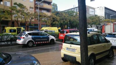 Las ambulancias del SEM han atendido a las dos mujeres en la avenida Països Catalans. FOTO: C. Pomerol
