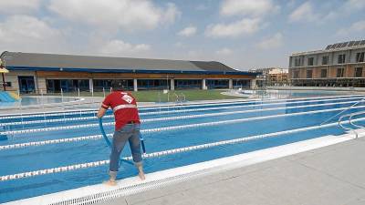 Imatge de la piscina d’Amposta, un dels serveis que serà gestionat per l’empresa pública. FOTO: Joan Revillas
