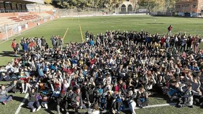 Els alumnes després de la jornada ‘Adapta’t a l’esport’ al camp de futbol del Vilar. FOTO: ALBA TUDÓ