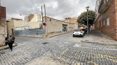 Cruce de la calle Miró con la calle de la Verge María, dónde se hará la reforma quitando los adoquines y ampliando la calzada. FOTO: a.gonzález
