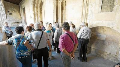 Un grup de turistes visitant el claustre de la Catedral de Tortosa, un dels principals atractius. FOTO: J. Revillas