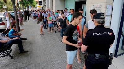 Imagen de colas para renovar el DNI o pasaporte en Tarragona. Foto: Lluís Milián