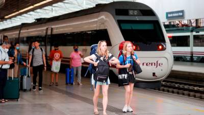 Viajeros salen de un tren en la estación de Renfe de Bilbao este verano. Foto: Efe