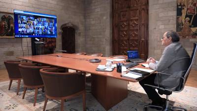 El president Quim Torra, ayer en la reunión por videoconferencia con el presidente Sánchez y los presidentes de las comunidades. bedmar/efe
