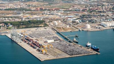 Imagen aérea parcial de las instalaciones del Port de Tarragona, con la campa para vehículos y la zona de contenedores en primer término