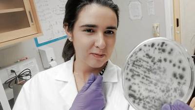 Adela Martín, en su laboratorio. Ella trabaja, además, con enfermedades infecciosas. Foto: DT