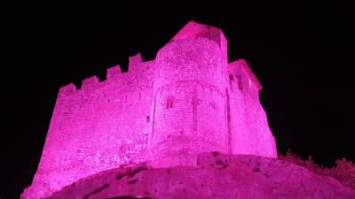 El castillo de Calafell estrenó nueva iluminación. FOTO JUAN MiGUEL RUIZ SARRION