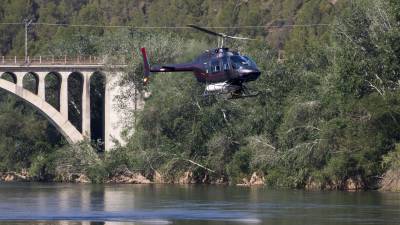 Un helicòpter aboca el producte BTI al riu Ebre, durant un tractament contra la mosca negra. FOTO: JOAN REVILLAS