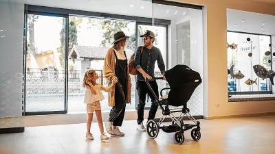 Una familia, accediendo a las instalaciones del Hotel Blaumar. FOTO: CEDIDA