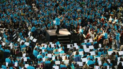 Plànol obert dels músics sobre l’escenari de la Tàrraco Arena Plaça. Foto: ACN