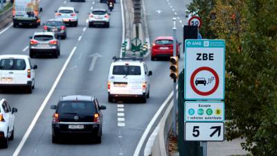 Un cartel avisa a los conductores de que entran en la zona de bajas emisiones (ZBE) de Barcelona en la Ronda de Dalt. FOTO: ACN