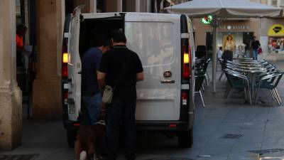 Plan general de dos agentes de paisano de la policía española con perros en la calle de les Carnisseries Velles de Reus este 24 de mayo del 2018
