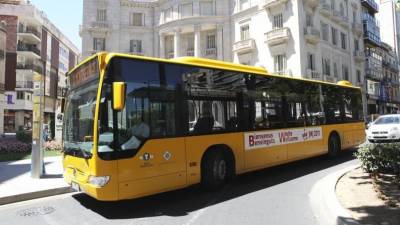 Imagen de archivo de un autobús en Reus. FOTO: DT