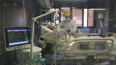 Una enfermera atiende a un paciente en la UCI del Hospital Joan XXIII de Tarragona, en una imagen de archivo. FOTO: PERE FERRÉ/DT