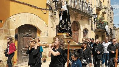 Imatge de l’arrencada de la processó, ahir al migdia al cor de Vilalba dels Arcs. FOTO: Marina Pallás