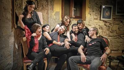 Los ocho actores de la función ‘Entrellençols’. Foto: Elena Gavaldà