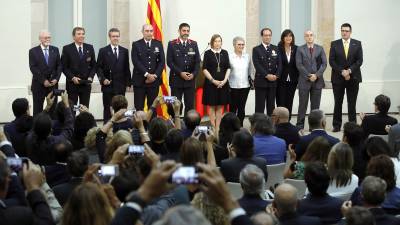 Foto de familia junto a los representantes de los Mossos d'Esquadra, las policias locales de Barcelona y Cambrils y los distintos servicios de emergencias que intervinieron tras los atentados yihadistas. Foto: EFE