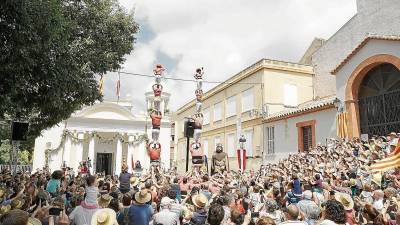 Centenars de vallencs no van voler perdre’s aquesta celebració tan especial davant la Biblioteca Popular, ahir al migdia. FOTO: Alba Tudó