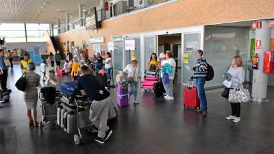 Imagen de archivo de un grupo de pasajeros en la terminal de llegadas del Aeropuerto de Reus. Foto: A. González