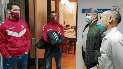 Los jugadores Fausto Tienza y Francesc Fullana acudieron al hospital para entregar regalos a los pacientes. FOTO: Cedida