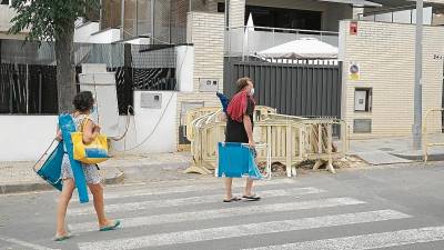 Los peatones caminan por la calzada, con el consiguiente peligro, por el estado de la acera. FOTO: F. ACIDRES