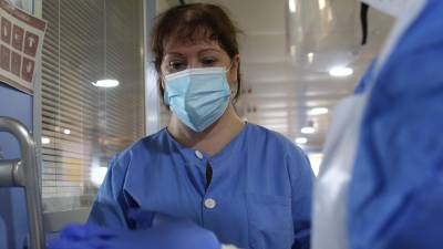 Una sanitaria en el Hospital Verge de la Cinta de Tortosa, durante la pandemia de la Covid-19. FOTO: ICS EBRE