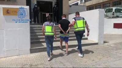 El detenido, entrando en la comisaría de la Policía Nacional de Tarragona. FOTO: CNP