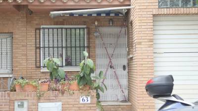 El homicidio ha ocurrido en el interior del número 63 de la calle Santiago Rusiñol. FOTO: Alba Mariné