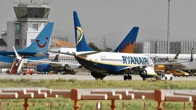 Un avión de Ryanair circulando por las pistas del Aeropuerto de Reus. FOTO: ALFREDO GONZÁLEZ