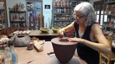 Núria Albà treballant una peça de ceràmica. FOTO: dt