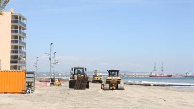 Las máquinas llevan una semana trabajando en la reposición de arena en La Pineda. FOTO: Alba Mariné