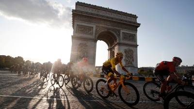 Bernal, de amarillo delante del Arco de Triunfo parisino. Foto: EFE