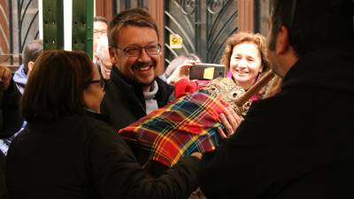 El candidat dels comuns, Xavier Domènech, va comprar ahir un tió a la Fira de Nadal del Nucli Antic de Corbera d’Ebre. FOTO: ACN