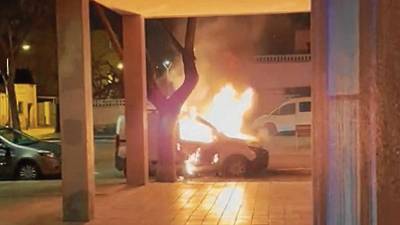 Un vehículo ardió en la calle la noche del jueves. Foto: Cedida