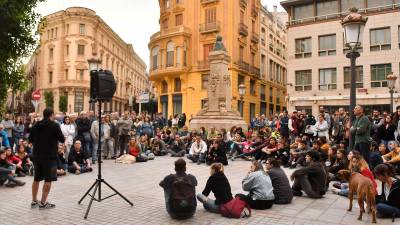 Unas 300 personas han participado este domingo en una asamblea abierta en la plaza Catalunya de Reus. Foto: A. González