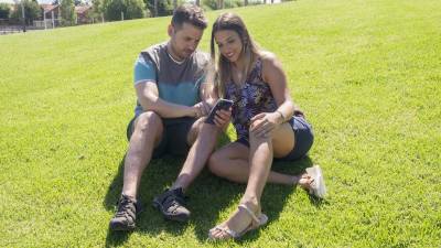 El Manel i l’Anna al Parc del Xiribecs d’Amposta jugant amb l’aplicació. Foto: Joan Revillas