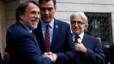El presidente del Gobierno, Pedro Sánchez, saludando al presidente del Grupo Planeta, José Creuheras junto al presidente de Foment del Treball, Josep Sánchez Llibre.