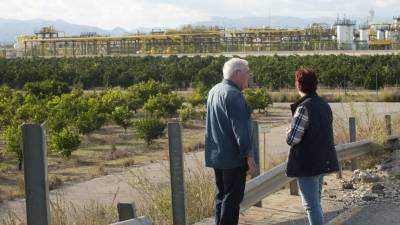 Evelio Monfort y Cristina Reverter en las immediaciones de la planta terrestre del Castor. FOTO: J. REVILLAS