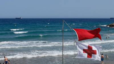 Imagen de archivo de una bandera roja en las playas de Tarragona. FOTO. PERE FERRÉ
