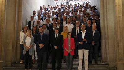 Foto de família del president Puigdemont, el vicepresident Junqueras, la presidenta Forcadell, els presidents de l'ACM i l'AMI amb els alcaldes en l'acte de suport a l'1-0, l'1 de juliol del 2017. Foto: ACN