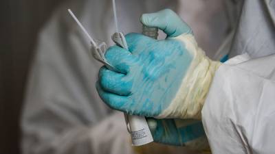 Imagen de un sanitario preparando un test de coronavirus. EFE